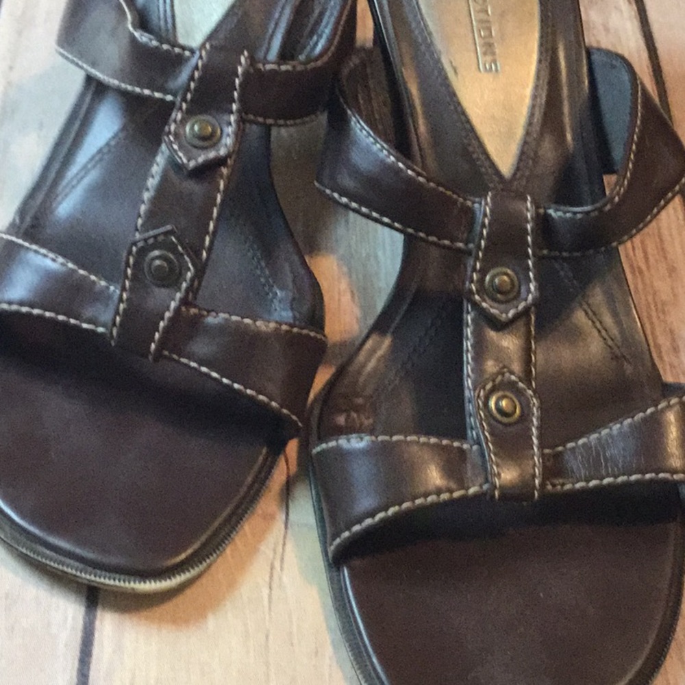 Predictions Sandals - Picture 1 of 4